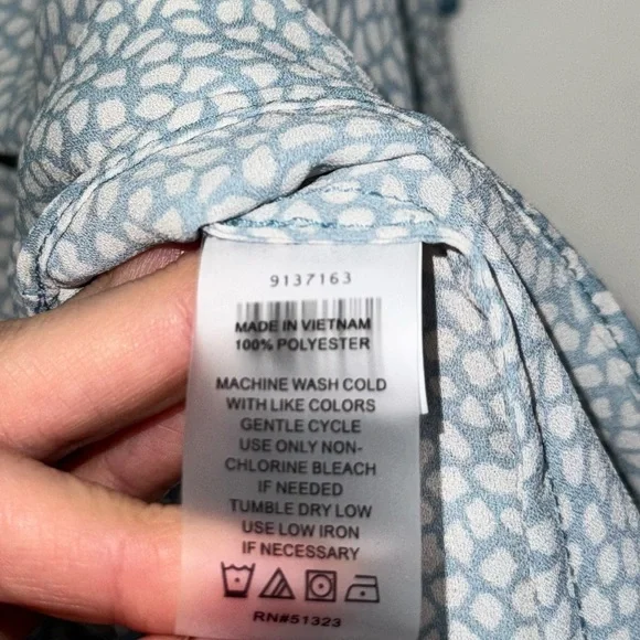 Vince Camuto Women's sleeveless V-neck swing Tank Top, Size M - Picture 5 of 5